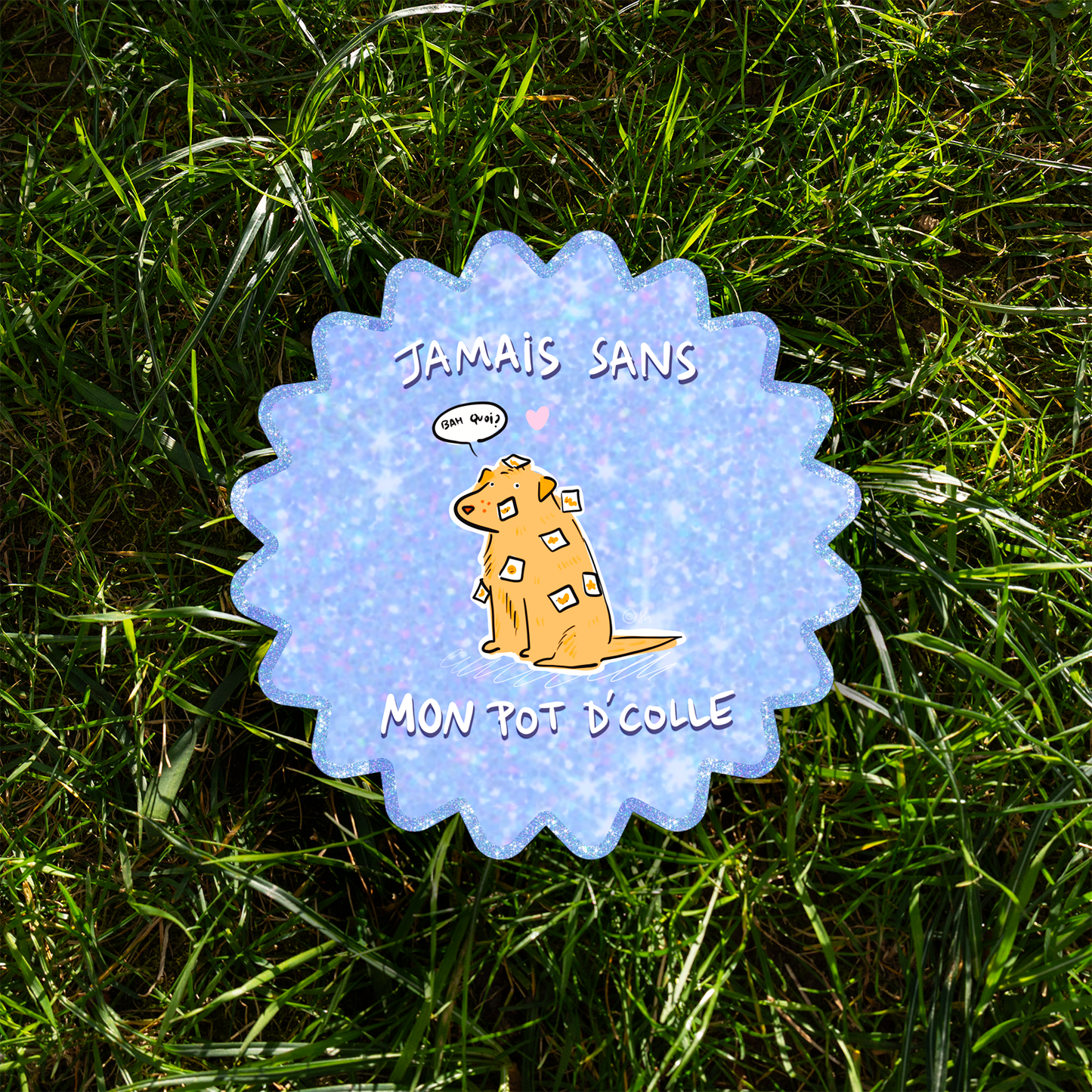 un golden avec plein de stickers collés sur lui et la mention " jamais sans mon pot d'colle" écrite à la main sur ce sticker fond bleu effet pailleté