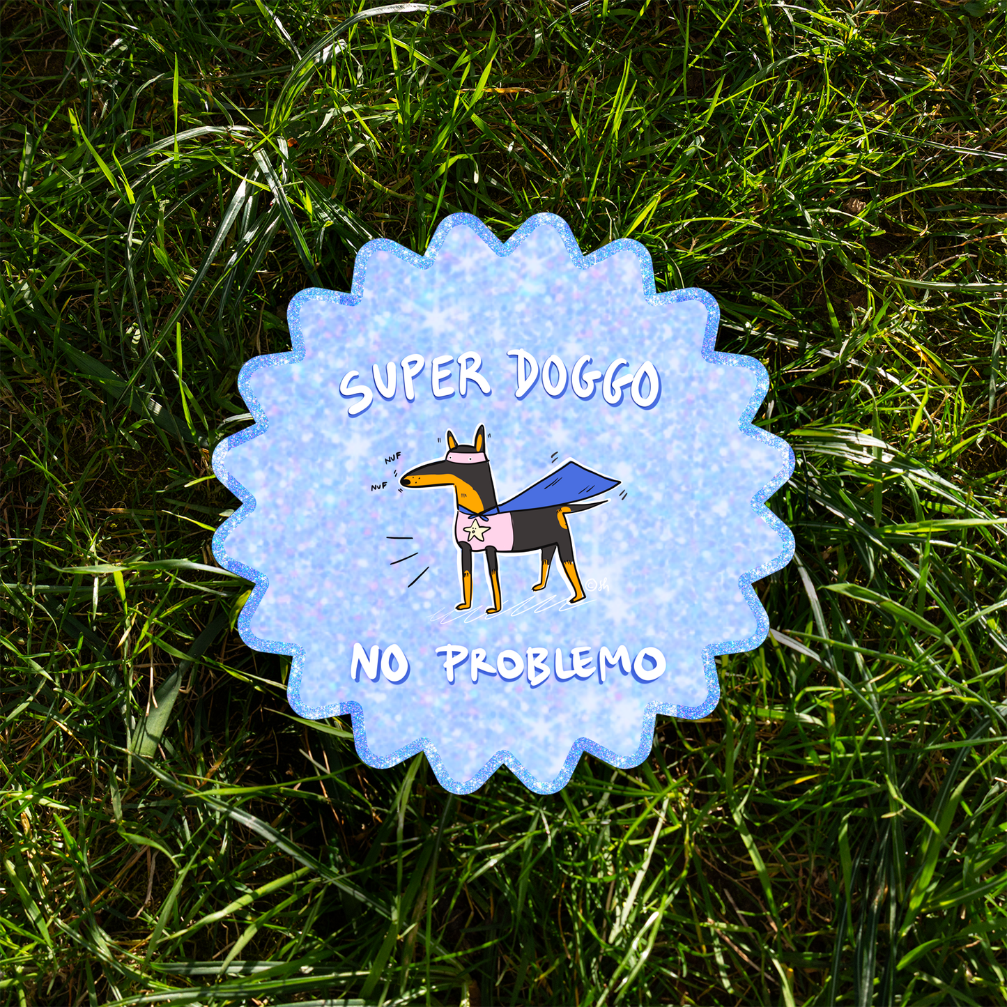 sticker d'un chien qui porte une cape de super héros avec écrit à la mains un fond pailleté "super doggo, no problemo" .