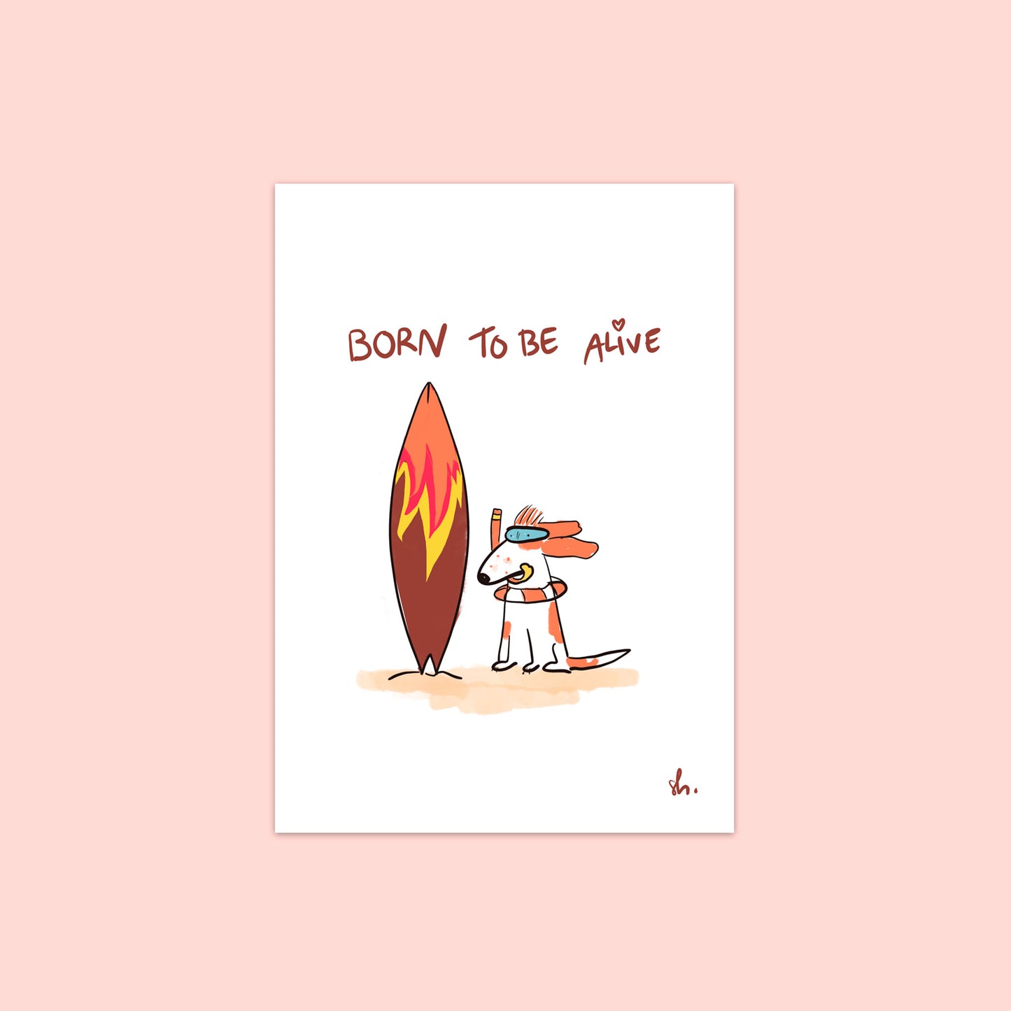 cocker qui souffle dans un tubas avec une bouée autour du cou assis sur du sable à côté d'une planche de surf. il y a écrit à la main "born to ve alive". 