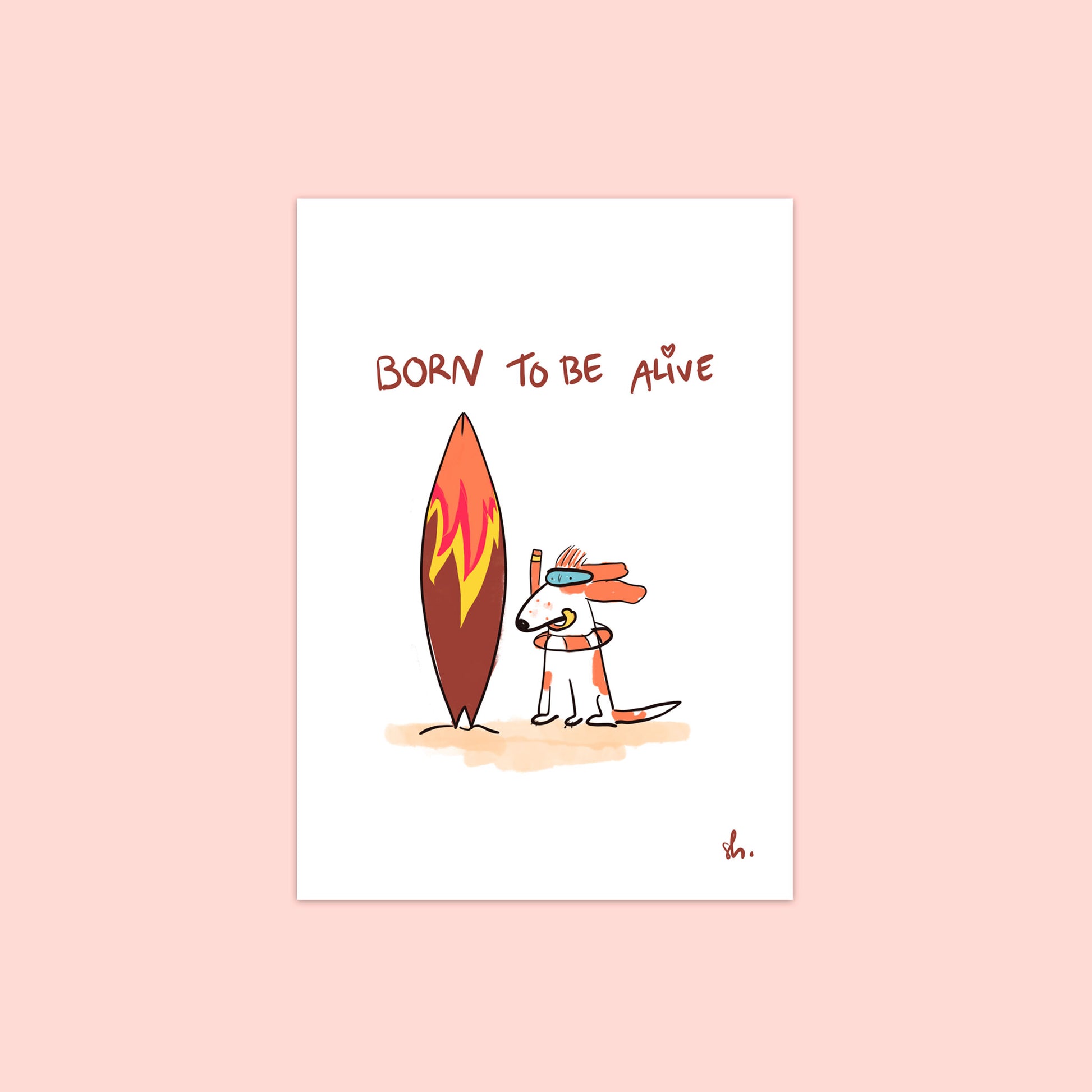 cocker qui souffle dans un tubas avec une bouée autour du cou assis sur du sable à côté d'une planche de surf. il y a écrit à la main "born to ve alive". 