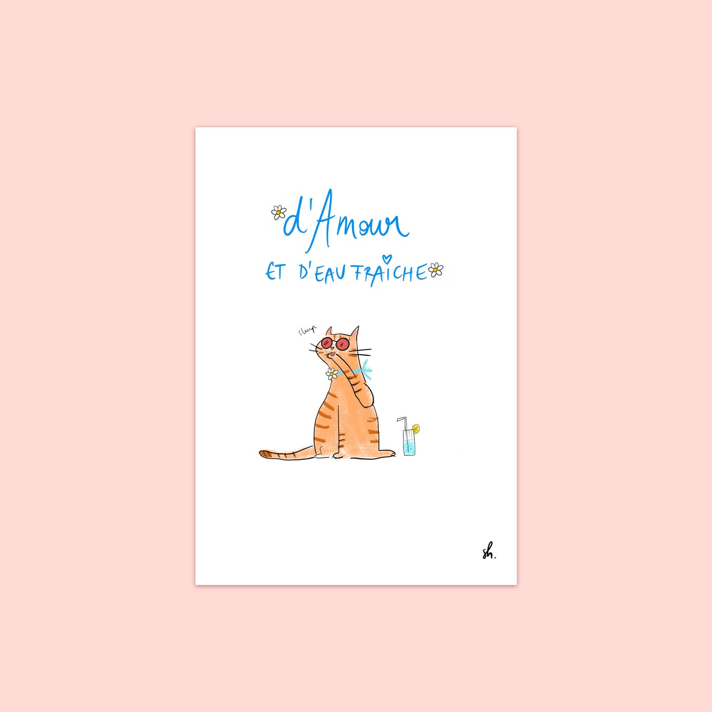 chat roux qui se lèche a patte et qui porte des lunettes de soleil et un collier à fleur: il a un cocktail à sa droite. le titre: "d'amour et d'eau fraîche" écrit à la main avec deux paquerettes autour 