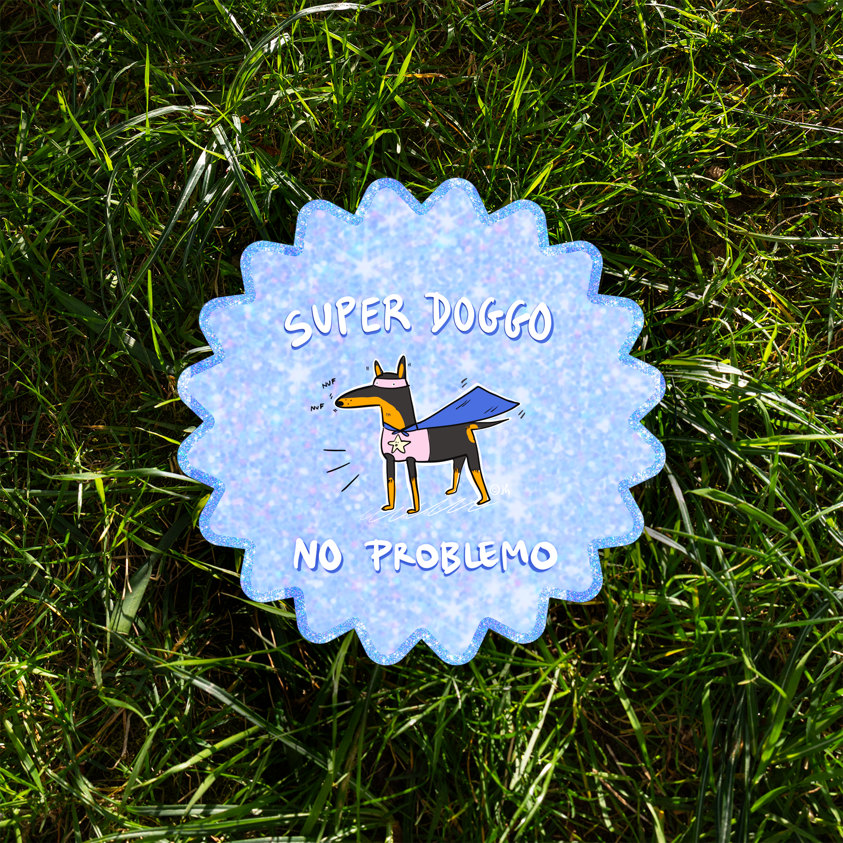 sticker d'un chien qui porte une cape de super héros avec écrit à la mains un fond pailleté "super doggo, no problemo" . 