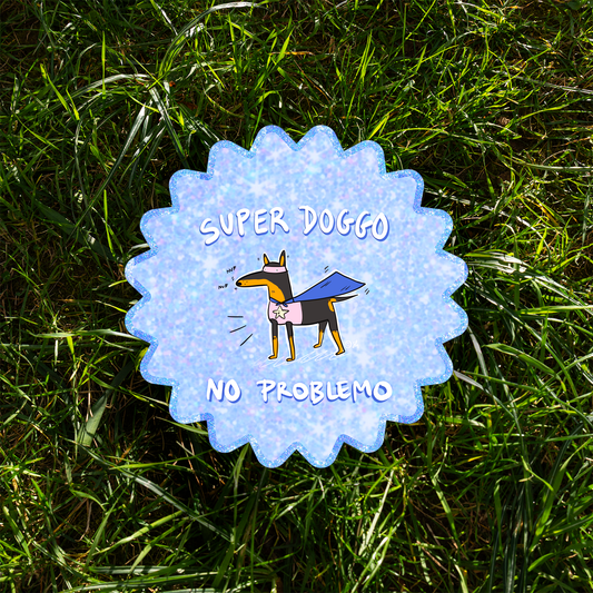 sticker d'un chien qui porte une cape de super héros avec écrit à la mains un fond pailleté "super doggo, no problemo" . 